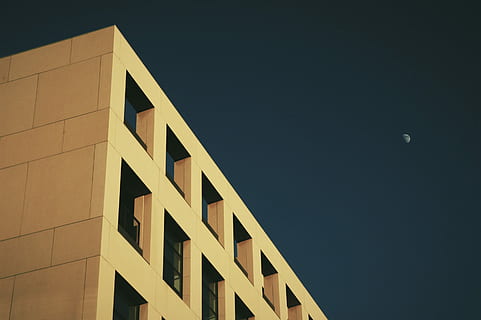 braunes Betongebäude, Würmer-Augenansicht, Gebäude, viertel Mond, die Architektur, Fenster, Quadrat, Muster, Gebäudehülle, gebaute Struktur, Flachwinkelansicht, Himmel, keine Leute, klarer Himmel, modern, Natur, draußen, Bürogebäude außen, Stadt, kopieren sie platz, Tag, Finanzen, Glas - Material, Geschäft, 2K, CC0, gemeinfrei, lizenzfrei