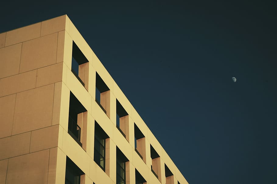 braunes Betongebäude, Würmer-Augenansicht, Gebäude, viertel Mond, die Architektur, Fenster, Quadrat, Muster, Gebäudehülle, gebaute Struktur, Flachwinkelansicht, Himmel, keine Leute, klarer Himmel, modern, Natur, draußen, Bürogebäude außen, Stadt, kopieren sie platz, Tag, Finanzen, Glas - Material, Geschäft, 2K