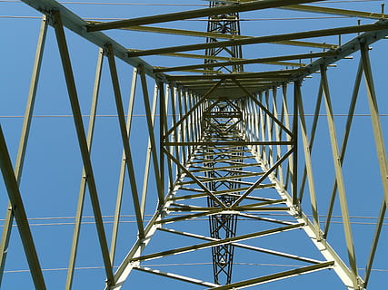 strommast, pilone, attuale, elettricità, ferro, Torre, costruzione, metallo, vite, rivetto, ghiandola, stabile, impalcatura, cielo, connessione, Inquadratura dal basso, pilone dell'elettricità, struttura costruita, tecnologia, architettura, giorno, nessuno, Alimentazione elettrica, linea elettrica, cavo, natura, combustibile e produzione di energia, blu, modello, complessità, all'aperto, direttamente sotto, acciaio, trave, materiale elettrico, 2K, CC0, dominio pubblico, privo di copyright