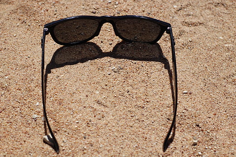 sol, skygge, solbriller, briller, solrig, sollys, mode, dag, natur, ingen mennesker, stilleben, udendørs, tæt på, jord, høj vinkel visning, sand, personlige tilbehør, beskyttelse, Brun, sikkerhed, enkelt objekt, beton, 5K