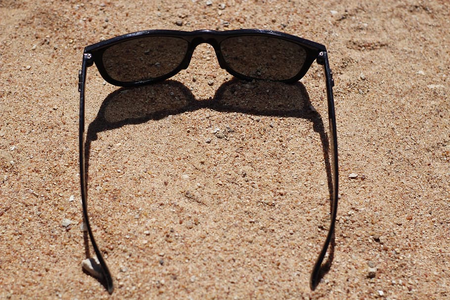 sol, skygge, solbriller, briller, solrig, sollys, mode, dag, natur, ingen mennesker, stilleben, udendørs, tæt på, jord, høj vinkel visning, sand, personlige tilbehør, beskyttelse, Brun, sikkerhed, enkelt objekt, beton, 5K