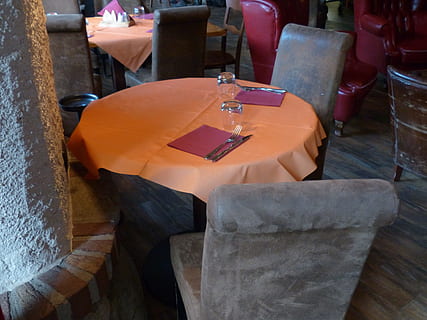 Sitzbereich, Restaurant, Tabelle, 2 Personen, bedeckt, Stuhl, sitzen, gemütlich, Sitz, keine Leute, drinnen, Tasche, Stillleben, Holz - Material, Essen und Trinken, Tag, High Angle View, Geschäft, Container, Nahansicht, Sonnenlicht, Glas - Material, Lebensmittel, transparent, 4K, CC0, gemeinfrei, lizenzfrei