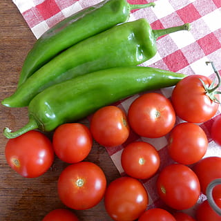roșii, roșu, paprika, verde, alimente, legume, mânca, sănătos, Frisch, bucătar, delicios, piaţă, salată, bio, închide, Bush tomato, bucătărie, grădină, masă, vegetal, roșie, prospeţime, organic, mancare vegetariana, castravete, mâncat sănătos, lemn - material, mancare si bautura, piper, bunăstare, Culoarea verde, în interior, nici o persoana, a închide, natură moartă, mancare cruda, ardei gras, fruct, condiment, masa, copt, ardei jalapeno, 2K, CC0, domeniu public, fără drepturi de autor