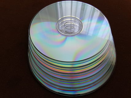 lot de disques irisés, CD, disque, disquette, ordinateur, DVD, CD ROM, disque compact, Les données, La technologie, multi couleur, à l'intérieur, forme, fermer, cercle, Forme géométrique, personne, verre, nature morte, conception, modèle, verre - matériel, vue grand angle, table, matériel d'éclairage, verre à boire, équipement ménager, sphère, illuminé, plafond, 2K, CC0, domaine public, libre de droits