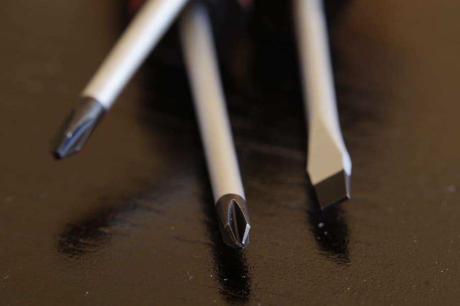 Schraubenzieher, Werkzeug, Kunst, Schraubendreher, Phillips, Arbeit, Frontplatte, Werkzeuge, Werkstatt, Kinder, Kinder-Tool, Schraube, drei, spitz, Metall, schließen, Bleistift, Nahansicht, keine Leute, drinnen, Tag, Holz - Material, Tabelle, Bodenbelag, Stillleben, Waffe, Klinge, Arbeitsgerät, Messer - Waffe, stehlen, extreme Nahaufnahme, Ausrüstung, selektiver Fokus, silberfarben, Kunst und Handwerk, Scharf, Variation, Legierung, 5K
