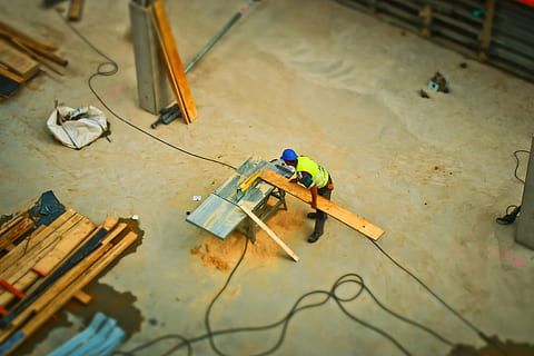 persona, blau, casc de seguretat, construcció, lloc, construir, treball de construcció, construcció d’habitatges, edifici, màquina de construcció, districte, treballar, material de construcció, tecnologia, ciutat, urbà, treballadors de la construcció, va veure, fotografia de carrer, düsseldorf, Canvi de inclinació, industria de la construcció, treball, ocupació, a l'interior, indústria, vista d’angle alt, lloc de construcció, sòls, material de fusta, homes, persones reals, gent, desenvolupament, dia, treballador de la construcció, incomplet, longitud completa, protecció, desordenat, 4K, CC0, domini públic, lliure de regalies