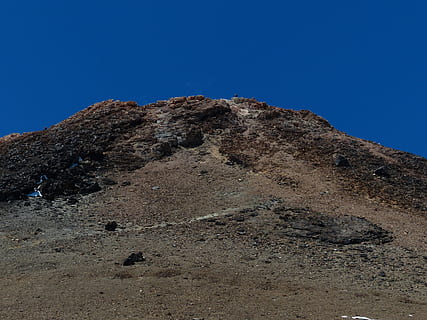 teide, muntanya, cim, volcà, muntanya, cim, tenerife, Illes Canàries, pic del teide, el teide, lluny, pujar, tarteres, lava, roca de lava, camps de lava, a l'aire lliure, naturalesa, cap gent, dia, paisatge, cel, blau, cel clar, escenics - natura, terra, vista d’angle baix, sòlid, medi ambient, rock, rock - object, geografia física, escena no urbana, destinacions de viatge, geologia, bellesa a la natura, erosionat, cim de muntanya, clima, clima àrid, 4K, CC0, domini públic, lliure de regalies