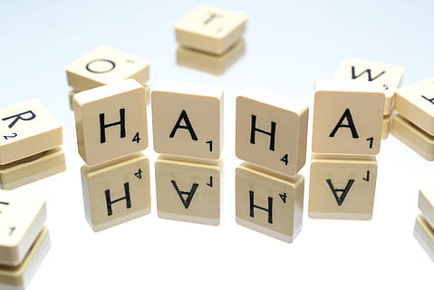 słowa, listy, bazgrać, tekst, projekt, dekoracja, typografia, transparent, literowanie, czcionka, rodzaj, znak, ha ha, śmiech, Wielka litera, porozumiewanie się, alfabet, wewnątrz, pismo zachodnie, list, żadnych ludzi, blok, blok zabawek, studio strzał, numer, duża grupa obiektów, zbliżenie, kształt bloku, martwa natura, drewno - materiał, biały kolor, 5K, CC0, domena publiczna, darmowe zdjęcia