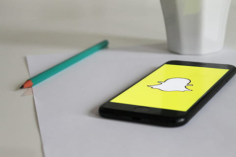 tassa, smartphone, escriptori, escriure, aplicació, borrós, mòbil, xat, netejar, creativitat, dades, educació, electrònica, paper, llapis, ombra, Mitjà de comunicació social, natura morta, tecnologia, a l'interior, nota adhesiva, comunicació, groc, cap gent, nota, primer pla, bolígraf, color verd, bloc de notes, dibuix - producte artístic, taula, art i artesania, recordatori, ordinador, 4K, CC0, domini públic, lliure de regalies