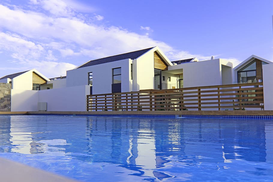 piscina, suites de polo, reflexions, arquitectura, aigua, estructura construïda, exterior de l'edifici, edifici, cel, blau, núvol - cel, casa, cap gent, reflexió, naturalesa, dia, barri residencial, a l'aire lliure, davant del mar, destinacions de viatge, luxe, 5K