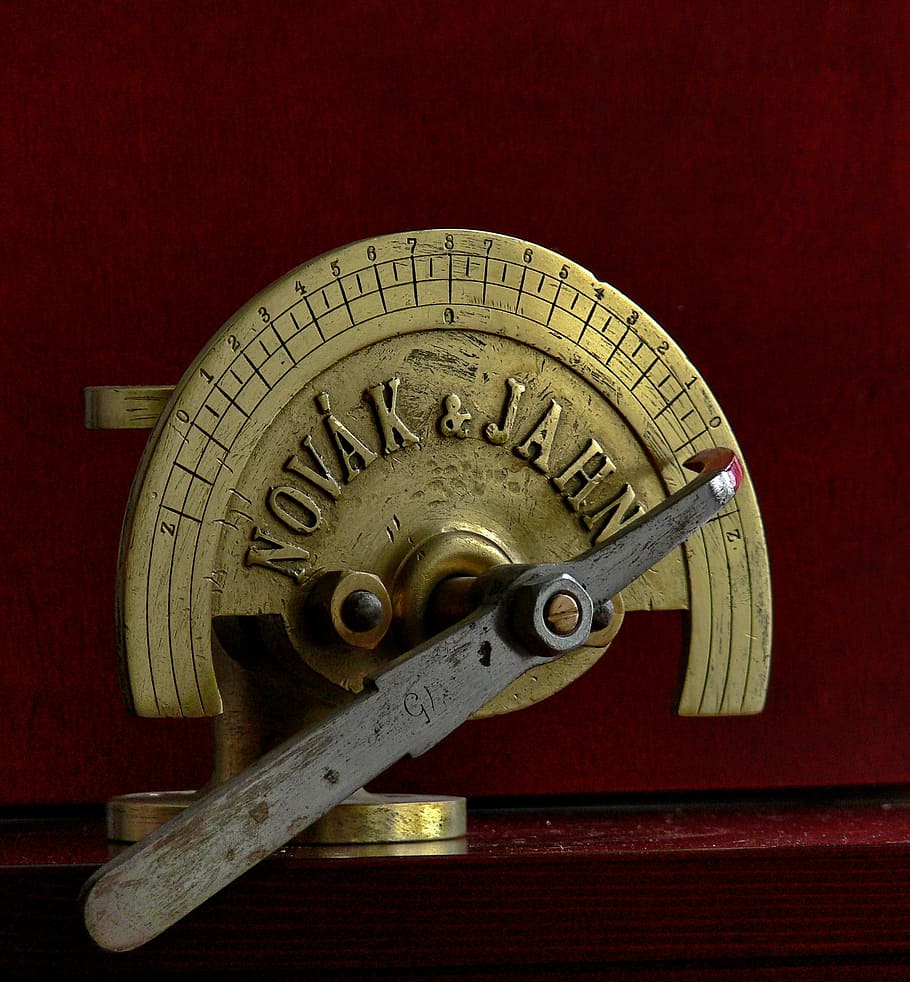 vell, dispositiu, ajust, metall, dispositiu antic, ajustable, instrument, vintage, retro, tecnologia, mecànic, professional, equipament, passat de moda, antiguitat, vermell, primer pla, signe d’astrologia, a l'interior, cap gent, text, material de fusta, arquitectura, natura morta, art i artesania, el passat, guió occidental, història, artesania, comunicació, tir de l'estudi, forma, 1080P