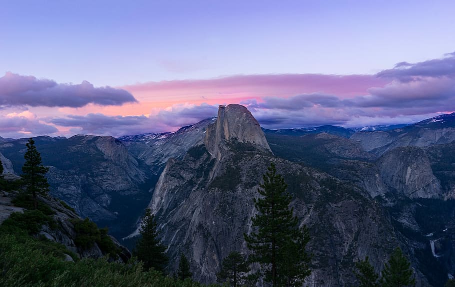 furutrær, fjell, bak, antenne, utsikt, fjellene, yosemite, solnedgang, Sky, tre, himmel, topp, stein, fjellkjede, yosemite valley, skyet, fjelltopp, rosa, område, høyde, naturskjønnhet - natur, skjønnhet i naturen, miljø, sky - himmel, land, natur, landskap, rolig scene, ro, reisemål, ikke-urbane scene, anlegg, skog, ingen folk, fast, utendørs, furutre, nåletre, furuskog, 5K