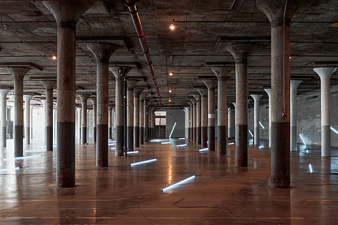 fluorescente, bulbi, sala, costruzione, metropolitana, pilastro, colonna, supporto, colonna architettonica, architettura, struttura costruita, illuminato, nessuno, direzione, la strada davanti, attrezzatura per l'illuminazione, in casa, corridoio, portico, mezzi di trasporto, di fila, soffitto, riflessione, vuoto, pavimentazione, prospettiva decrescente, assenza, lampada elettrica, colonnato, 5K, CC0, dominio pubblico, privo di copyright