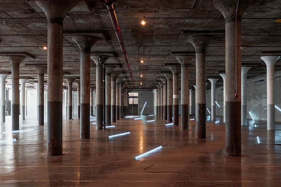 fluorescente, bulbi, sala, costruzione, metropolitana, pilastro, colonna, supporto, colonna architettonica, architettura, struttura costruita, illuminato, nessuno, direzione, la strada davanti, attrezzatura per l'illuminazione, in casa, corridoio, portico, mezzi di trasporto, di fila, soffitto, riflessione, vuoto, pavimentazione, prospettiva decrescente, assenza, lampada elettrica, colonnato, 5K