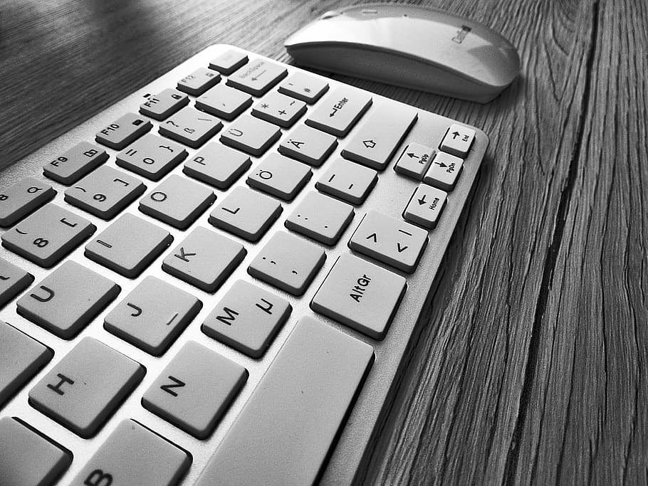 grå, trådløs, tastatur, mus, skrivebord, arbejdsplads, sort og hvid, computer tastatur, computer, teknologi, computermus, internet, udstyr, pc, bærbar, forretning, computerudstyr, forbindelse, meddelelse, ingen mennesker, trådløs teknologi, indendørs, tæt på, bord, træ - materiale, computer del, tekst, computer nøgle, høj vinkel visning, nummer, personlige tilbehør, besked, trækorn, 4K