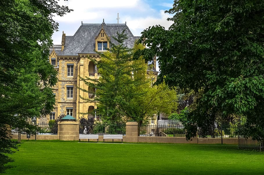 park, strom, tráva, zelená, zelená tráva, Dům, starověké, Lucembursko, Evropa, architektura, rostlina, stavba, exteriér budovy, budova, Příroda, nebe, růst, den, zelená barva, mrak - nebe, nikdo, nízký úhel pohledu, rezidenční čtvrti, venku, vzdělání, Dějiny, minulost, 4K