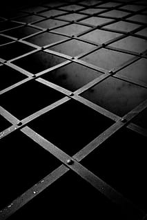 griglia, ombra, luce, luce e ombra, architettura, modello, forma, sfondi, fotogramma intero, nessuno, forma geometrica, design, avvicinamento, pavimento piastrellato, forma quadrata, all'aperto, pavimentazione, motivo controllato, metallo, giorno, forma a croce, piastrella, 5K, CC0, dominio pubblico, privo di copyright