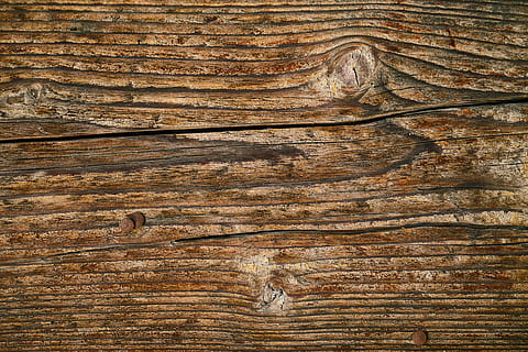 brunt tre, tre, tekstur, bakgrunn, tømmer, brun, gul, gammel, trefiberplater, mønster, nærbilde, makro, detalj, naturlig, bord, tre - materiale, hardtre, trekorn, planke, trepanel, stripete, strukturert, full ramme, ujevn, ingen folk, forvitret, knottet tre, naturlig mønster, skadet, dag, gulv, utendørs, antikk, teksturert effekt, 8K, CC0, offentlig domene, opphavsrett gratis