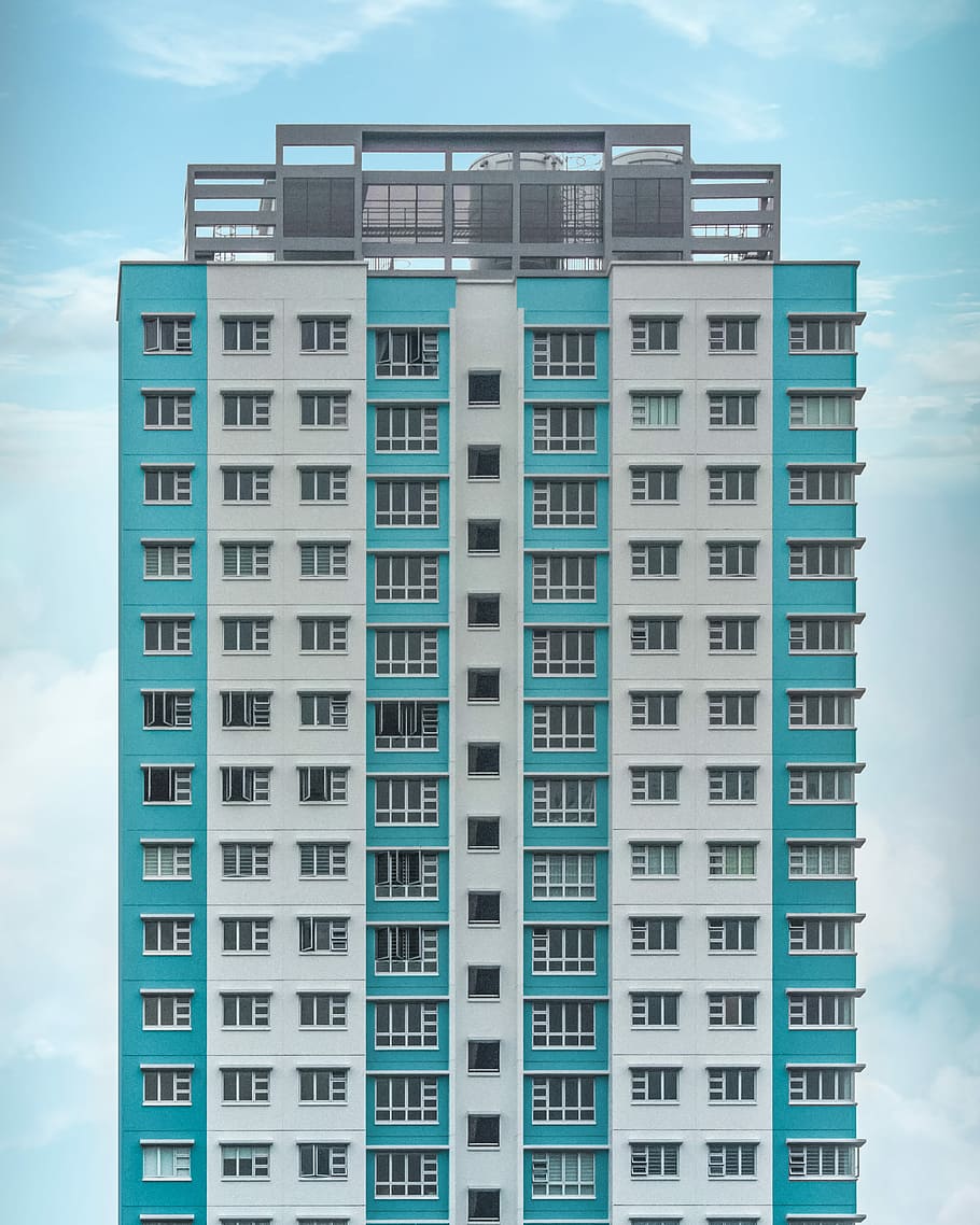 verd blavós, blanc, de gran alçada, edifici, blau, cel, finestra, banda, línia, arquitectura, apartament, casa, mínim, disseny modern, patró, asium, edifici d'apartaments, terrat, simple, netejar, exterior de l'edifici, estructura construïda, núvol - cel, ciutat, dia, cap gent, a l'aire lliure, naturalesa, exterior d’edifici d’oficines, barri residencial, vista d’angle baix, oficina, modern, gratacels, color turquesa, 2K