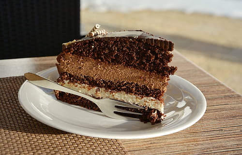 tranche, gâteau, rond, blanc, céramique, soucoupe, marron, en bois, surface, gateau au chocolat, café, cuire, gateau cappuccino, des pâtisseries, aliments sucrés, pâtisserie, dimanche, aliments, Chocolat, assiette, dessert, Nourriture et boisson, indulgence, personne, tentation, sucré, cuit, mauvaise alimentation, prêt à manger, fraîcheur, fermer, nature morte, table, une part de gâteau, nourriture de confort, garnir, vaisselle, 5K, CC0, domaine public, libre de droits