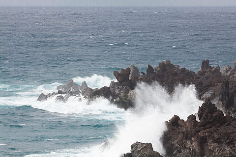 mare, roccia, costa, spiaggia, acqua, prenotato, isola, Formazioni rocciose, maree, alluvione, Surf, spray, blu, turchese, bianca, movimento, bellezza nella natura, onda, scenics - natura, roccia - oggetto, energia, potere in natura, formazione rocciosa, natura, solido, terra, giorno, spruzzi, colpire, rottura, nessuno, orizzonte sull'acqua, all'aperto, 4K, CC0, dominio pubblico, privo di copyright