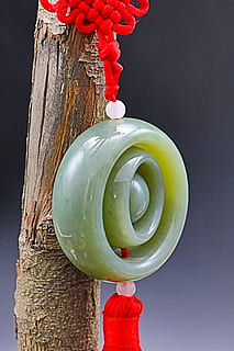 colgante, jade, decoración, rojo, nadie, de cerca, comida y bebida, comida, naturaleza muerta, tronco de arbol, frescura, al aire libre, árbol, naturaleza, el maletero, colgando, planta, Arte y artesanía, día, juguete, material de madera, vista de ángulo bajo, 5K, CC0, dominio público, libre de derechos