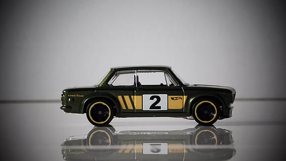 auto, BMW, model-, 2002, bmw 2002, 2-deurs coupe, sportwagen, 70s auto, gegoten, schaalmodel, wielen, grijze achtergrond, studio opname, retro gestileerd, binnenshuis, wijze van transport, motorvoertuig, grijs, enkel object, kopie ruimte, vervoer, vignet, geen mensen, speelgoed-, oud, nostalgie, detailopname, veiligheid, 4K, CC0, publiek domein, royaltyvrij