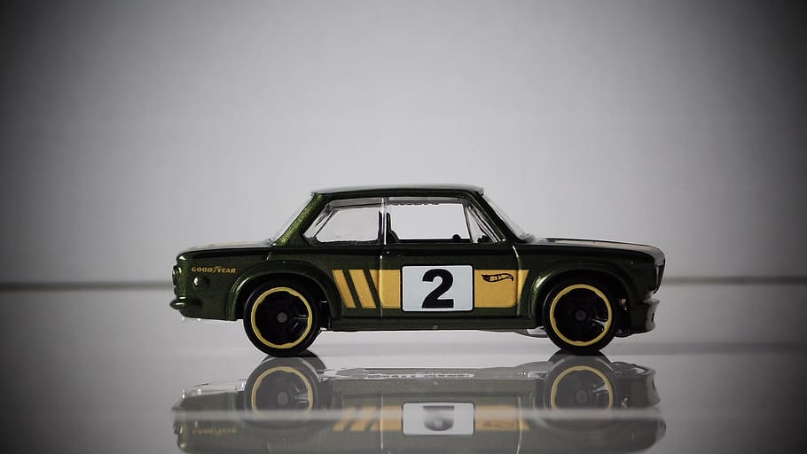auto, BMW, model-, 2002, bmw 2002, 2-deurs coupe, sportwagen, 70s auto, gegoten, schaalmodel, wielen, grijze achtergrond, studio opname, retro gestileerd, binnenshuis, wijze van transport, motorvoertuig, grijs, enkel object, kopie ruimte, vervoer, vignet, geen mensen, speelgoed-, oud, nostalgie, detailopname, veiligheid, 4K
