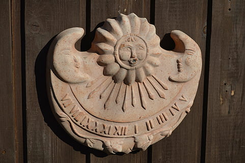 zon, zonnewijzer, tijd, kunst en ambacht, hout - materiaal, ambacht, creativiteit, detailopname, geen mensen, vertegenwoordiging, snijwerk - ambachtelijk product, deur-, vorm, deur klopper, ontwerp, beeldhouwwerk, Ingang, metaal, cirkel, dag, knop, dierlijke representatie, geometrische vorm, hout, bloemenpatroon, 5K, CC0, publiek domein, royaltyvrij