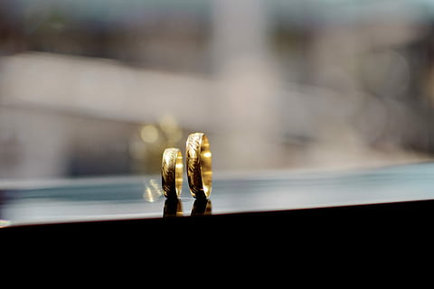 overfladisk, fokus fotografering, guldfarvede parringe, to, guldfarvede bandringe, glas, ringe, bryllup, vindue, afspejling, vielsesring, tæt på, rigdom, guldfarvet, smykker, ingen mennesker, ring, luksus, selektiv fokusering, indendørs, guld, forlovelsesring, kærlighed, bord, fokus på forgrunden, positive følelser, dag, emotion, enkelt objekt, diamantring, dyrebar perle, 4K, CC0, offentligt domæne, royaltyfrie