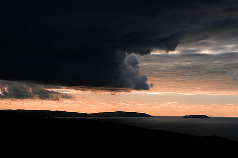 núvols de cumulu, illes, sense títol, posta de sol, sortida del sol, núvol, fosc, negre, tempesta, horitzó, paisatge, silueta, platja, Costa, illa, espanya, galícia, beachlife, núvol - cel, cel, bellesa a la natura, escenics - natura, medi ambient, cap gent, naturalesa, muntanya, cel dramàtic, fum - estructura física, tranquil·litat, escena tranquil·la, a l'aire lliure, terra, poder a la natura, Pol · lució, 4K, CC0, domini públic, lliure de regalies