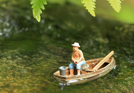 bota, agua, lagoa, pescador, miniatura, mini, pequeno, figura, escultura, modelo, figura de construção do modelo, liliput, anão, ácaro, perto, macro, fotografia macro, natureza, barco de pesca, homem pequeno, homem, machos, estatueta, figura de plástico, estatueta de plástico, macho de plástico, chapéu, infância, comprimento total, plantar, dia, uma pessoa, criança, lago, Rapazes, descendência, homens, árvore, feriado, viagem, inocência, chapéu de sol, ao ar livre, calção, 4K, CC0, domínio público, royalty free
