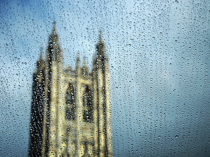 katedral, regn, tårn, vindue, milepæl, arkitektur, bygning, Canterbury, ydre, bybilledet, skyline, vejr, by, dråbe, våd, bruser, nedbør, klima, vand, indendørs, glas - materiale, gennemsigtig, ingen mennesker, natur, kondensation, glas, dag, tæt på, regndråbe, bygget struktur, regntiden, renhed, 4K, CC0, offentligt domæne, royaltyfrie