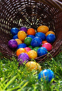 lote de bolas de colores surtidos, cesta, Pascua de Resurrección, primavera, hora del este, huevos, colores, huevos de color, la tradicion de, huevos de Pascua, en el césped, derramado, látigo, envase, comida, huevo de Pascua, multi color, huevo, comida y bebida, celebracion, nadie, vacaciones, naturaleza, hierba, vista de alto ángulo, de cerca, planta, día, gran grupo de objetos, maduro, 4K, CC0, dominio público, libre de derechos