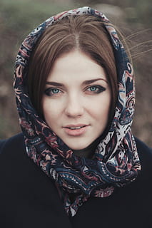 moteris, mėlyna, balta, raudona, gėlių, skara, moteris mėlyna, moterys, žmonių, lauke, vienas asmuo, portretas, patelės, Kaukazo etninė kilmė, šypsosi, gražus, grožis, jaunuolis, pobūdį, žmogaus veidą, žiūri į fotoaparatą, suaugusiųjų, mada, laimė, linksmas, gyvenimo būdą, jauna moteris, tik viena moteris, mielas, tik moterys, tik suaugusiems, šūvis į galvą, realūs žmonės, Laisvalaikio veikla, Vaizdas iš priekio, Iš arti, graži moteris, sutelkti dėmesį į naujas žinias, rudi plaukai, šukuosena, 2K, CC0, Viešasis domenas, nemokamai