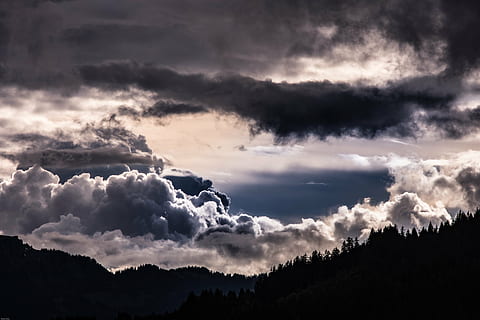 silhuett bilde, høy, trær, høyde, skyet, himmel, tordenvær, skyer, stormskyene, fjellene, mystiske, fjellverden, landskap, dramatisk, vær stemning, natur, sky - himmel, vær, utendørs, clouds, scenics, skjønnhet i naturen, naturskjønnhet - natur, rolig scene, ro, miljø, tre, solnedgang, ingen folk, silhouette, ikke-urbane scene, dramatisk himmel, anlegg, idylliske, fjell, illevarslende, 5K, CC0, offentlig domene, opphavsrett gratis