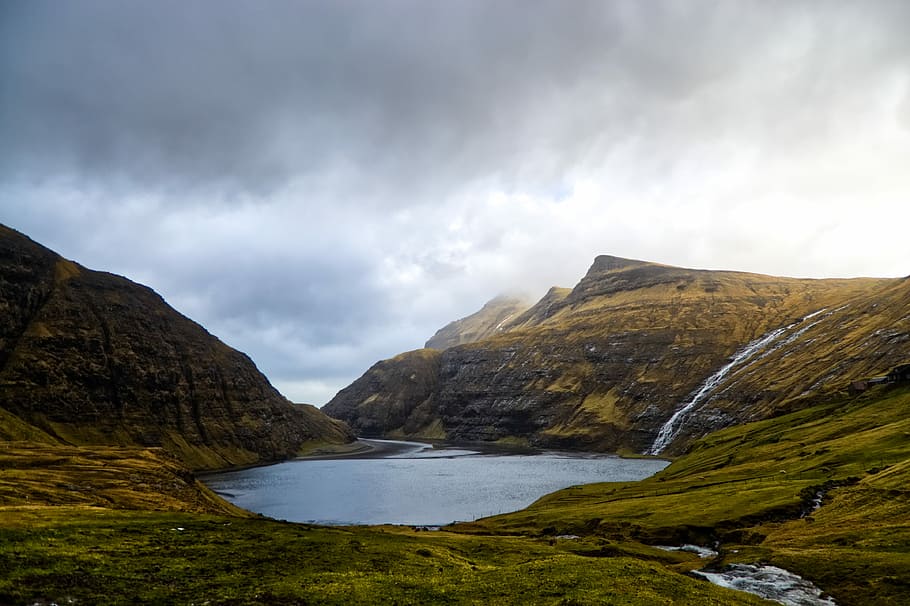 llac, núvols nimbus, mig, muntanyes, cascada, riu, núvol, mar, muntanya, tempestuós, naturalesa, paisatge, estany, herba, wanderlust, aventura, Illes Faroe, ennuvolat, vall, aigua, núvol - cel, cel, escenics - natura, bellesa a la natura, escena no urbana, Serra, medi ambient, escena tranquil·la, cap gent, tranquil·litat, terra, rock, dia, a l'aire lliure, cim de muntanya, 4K