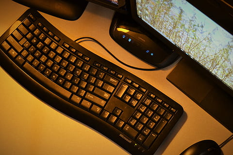 skrivebord, kontor, internet, forbindelse, meddelelse, computer, data, desktop, elektronik, høj vinkel skud, indendørs, Information, tastatur, moderne, overvåge, mus, netværk, værelse, skærm, stilleben, teknologi, web, arbejde, computerudstyr, computer tastatur, bord, høj vinkel visning, forretning, møbel, computermus, trådløs teknologi, tæt på, desktop pc, ingen mennesker, computerskærm, træ - materiale, 4K, CC0, offentligt domæne, royaltyfrie