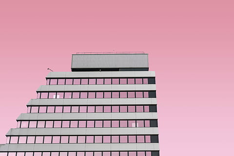 Basso, fotografia ad angolo, costruzione, avvicinamento, foto, grigio, cielo, architettura, finestra, moderno, rosa, colore rosa, struttura costruita, nessuno, copia spazio, esterno dell'edificio, girato in studio, modello, di fila, sfondo colorato, natura, edificio per uffici esterno, città, sfondo rosa, ufficio, alto - alto, viola, 5K, CC0, dominio pubblico, privo di copyright