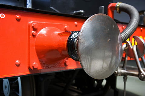 Dampflokomotive, Puffer, Metall, stehlen, Dampf, Zug, rot, schließen, Transport, Retro-Stil, altmodisch, Auto, Landfahrzeug, Transportmittel, Nahansicht, keine Leute, Lichtanlage, Industrie, Technologie, Maschinen, Maschinenteil, Mann gemacht, Fokus auf den Vordergrund, Menschen gemacht Objekt, Ausrüstung, Sicherheit, Kunst, Kultur und Unterhaltung, Motor, Rad, silberfarben, 720P, CC0, gemeinfrei, lizenzfrei
