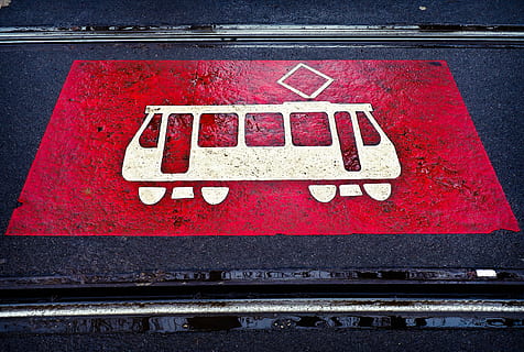 vej, skjold, advarsel, symbol, Bemærk, by, jord, sporvogn, syntes, Trafik, by-, rød, skilt, meddelelse, transportmidler, tekst, ingen mennesker, vestlige script, tæt på, transportform, jernbanetransport, dag, høj vinkel visning, advarselsskilt, vejskilt, spore, stopskilt, gade, station, 4K, CC0, offentligt domæne, royaltyfrie