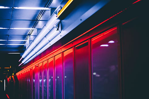 architettura, costruzione, infrastruttura, dentro, illuminato, in casa, attrezzatura per l'illuminazione, nessuno, rosso, corridoio, multicolore, moderno, portico, soffitto, neon, struttura costruita, notte, tecnologia, attività commerciale, luce - fenomeno naturale, raggiante, riflessione, luce fluorescente, luce, 4K, CC0, dominio pubblico, privo di copyright