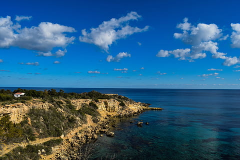 natur, himmel, skyer, hav, klint, kyst, kappe, panoramisk, rejse, landskab, blå, kystlinje, kysten, horisont, Bugt, idyllisk, middelhavet, konnos bay, cypern, maleriske, rolig, vand, scenics - natur, horisont over vand, skønhed i naturen, sky - himmel, rolig scene, ro, jord, strand, dag, ingen mennesker, ikke-urbane scene, udendørs, turkisfarvet, 5K, CC0, offentligt domæne, royaltyfrie