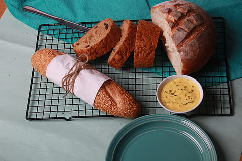 Brot, Studio schießen, Grün, Lebensmittel, Essen und Trinken, Frische, drinnen, Stillleben, High Angle View, Fleisch, Tabelle, direkt darüber, Mahlzeit, gesundes Essen, keine Leute, fertig für den Verzehr, Vorbereitung, Wohlbefinden, Nahansicht, Frühstück, Ei, Genuss, Essen vorbereiten, französisches Essen, Snack, 5K, CC0, gemeinfrei, lizenzfrei