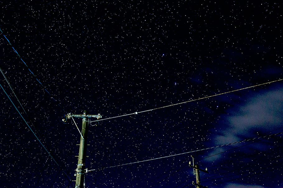 gris, fusta, post de l’antena, negre, cel, electricitat, utilitat, publicació, cables, nit, estrelles, vista d’angle baix, cable, estrella - espai, cap gent, naturalesa, astronomia, tecnologia, connexió, espai, camp estel·lar, línia elèctrica, estrella, a l'aire lliure, escenics - natura, bellesa a la natura, equips d’il·luminació, Font d'alimentació, 1080P
