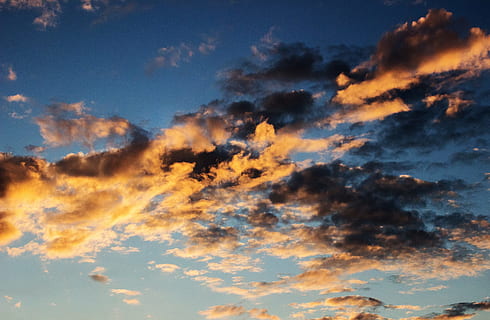 himmel, skyer, form, solnedgang, skyer form, overdækket himmel, aftenhimmel, landskab, mørke skyer, front detalje, natur, atmosfærisk, atmosfære, panorama, outlook, himlen, sol, vejr, blå, baggrund, Sky, tusmørke, solstråle, klovn hvid, blå himmel, skønhed i naturen, scenics, dramatisk himmel, sky - himmel, lav vinkel visning, scenics - natur, ro, rolig scene, ingen mennesker, idyllisk, baggrunde, udendørs, orange farve, fuld ramme, ærefrygt, sollys, meteorologi, højde, 5K, CC0, offentligt domæne, royaltyfrie