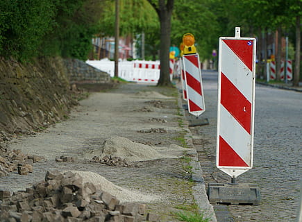 teren, chodnik, z dala, łata, beacony, kostka brukowa, kamienie, ziemia, wybrukowany, czerwony, biały, bariera, piec, tarcza, zamek, słupek, demarkacja, znak, porozumiewanie się, Droga, znak ostrzegawczy, znak drogowy, poradnictwo, zakazana, w paski, Miasto, bezpieczeństwo, transport, żadnych ludzi, roślina, skupić się na pierwszym planie, ulica, dzień, Natura, drzewo, symbol ostrzegawczy, niezależność, 5K, CC0, domena publiczna, darmowe zdjęcia
