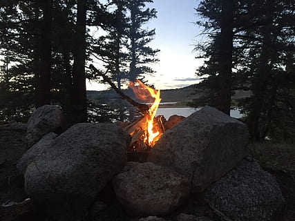 camping, eld flamma, lägereld, natt, brand, flamma, utomhus, eld - naturligt fenomen, värme - temperatur, natur, brinnande, bål, ved, öppen spis, röd, inget folk, bara en man, träd, skog, en person, fast, rock-objekt, sten, landa, växt, orange färg, solnedgång, himmel, skönhet i naturen, trä, 2K, CC0, offentligt domän, royaltyfria