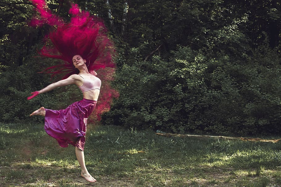 lilla, håret kvinde, lyserød, Ærmeløs afgrøde, top, hoppe, grøn, græsfelt, holi, maling, danser, fuld længde, en person, rigtige mennesker, plante, livsstil, fritidsaktivitet, træ, ung voksen, dag, afslappet tøj, natur, dans, forfra, sorgløs, vækst, lyserød farve, unge kvinder, 5K
