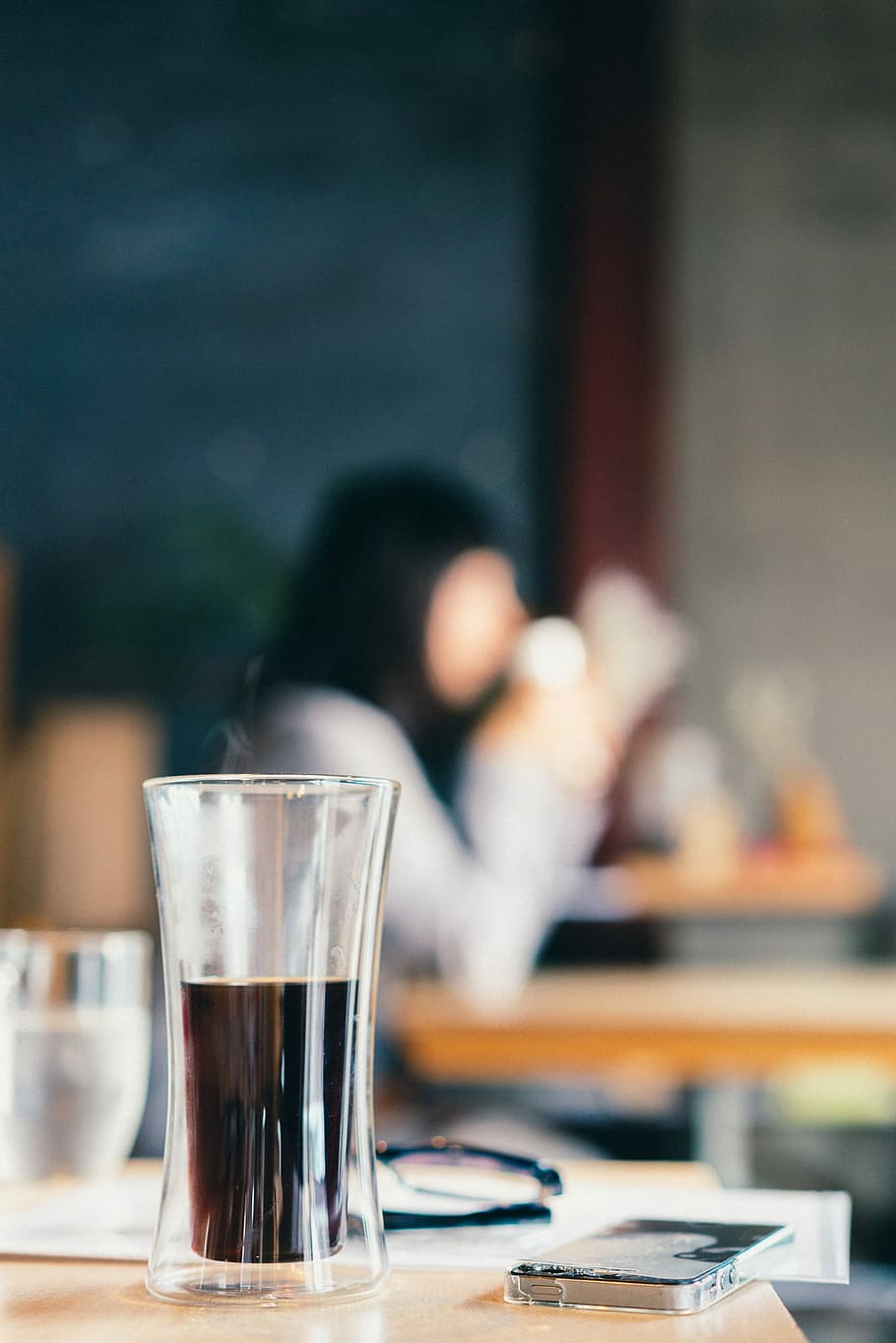 overfladisk, fokus foto, drikkeglas, spiritus, selektiv, cylindrisk, sort, væske, inde, drikke, iphone, cafe, krakket tilfælde, bæger, mad og drikke, bord, forfriskning, glas, kaffe, husholdningsudstyr, kaffe - drikke, indendørs, fokus på forgrunden, selektiv fokusering, mennesker, krus, kaffekop, rigtige mennesker, forretning, Kvinder, kop, porcelæn, 1080P